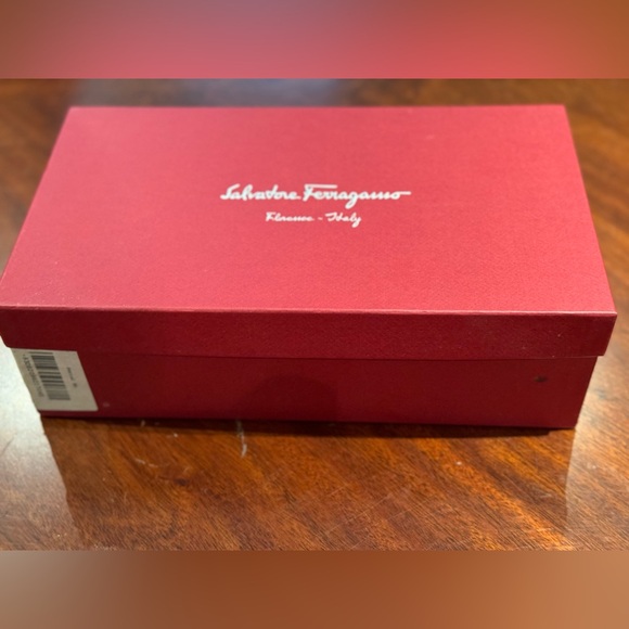 Authentic Salvatore Ferragamo Vara pumps sz 6.5 like new - Picture 8 of 8